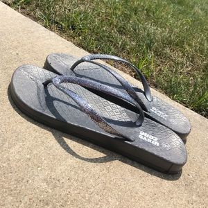 Sliver flipflops//brand new